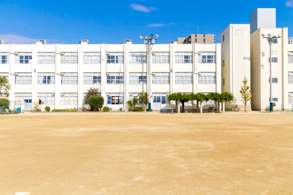 一時避難場所に指定されている学校のグラウンド