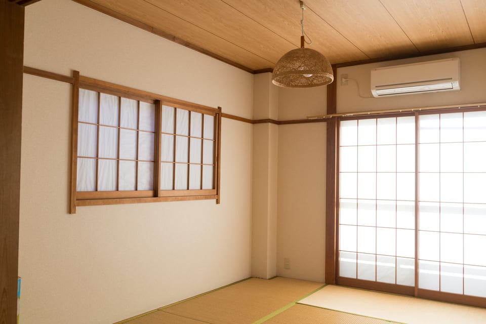 和の趣ある一灯照明が下がった和室の様子