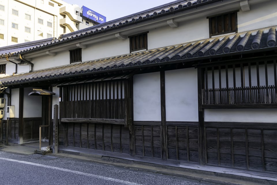 押縁下見板張を施した日本家屋の外観