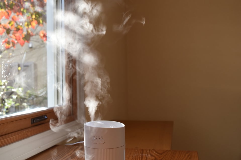 窓辺に置かれたコンパクトな加湿器