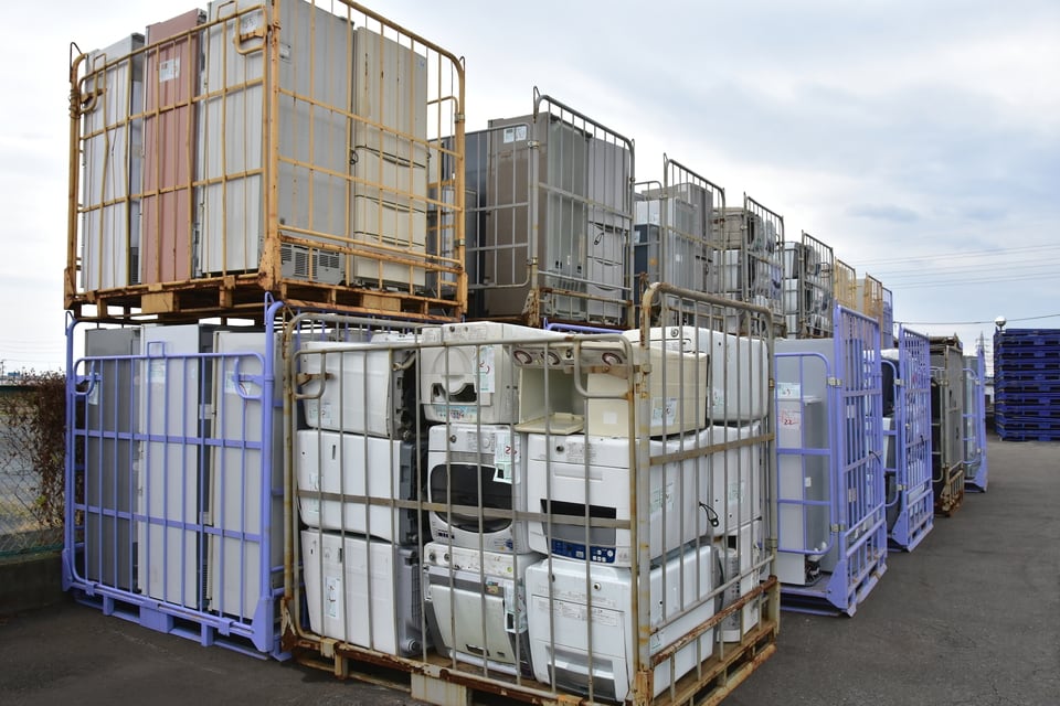 家電リサイクル法により回収された冷蔵庫と洗濯機