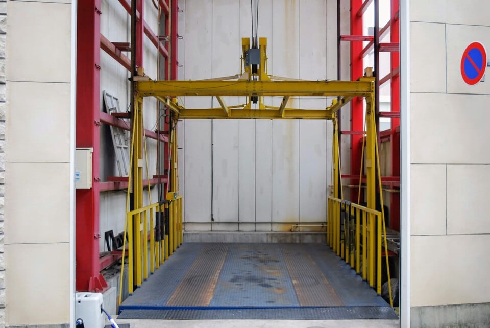 工場などに見られる大型の荷物用エレベーター