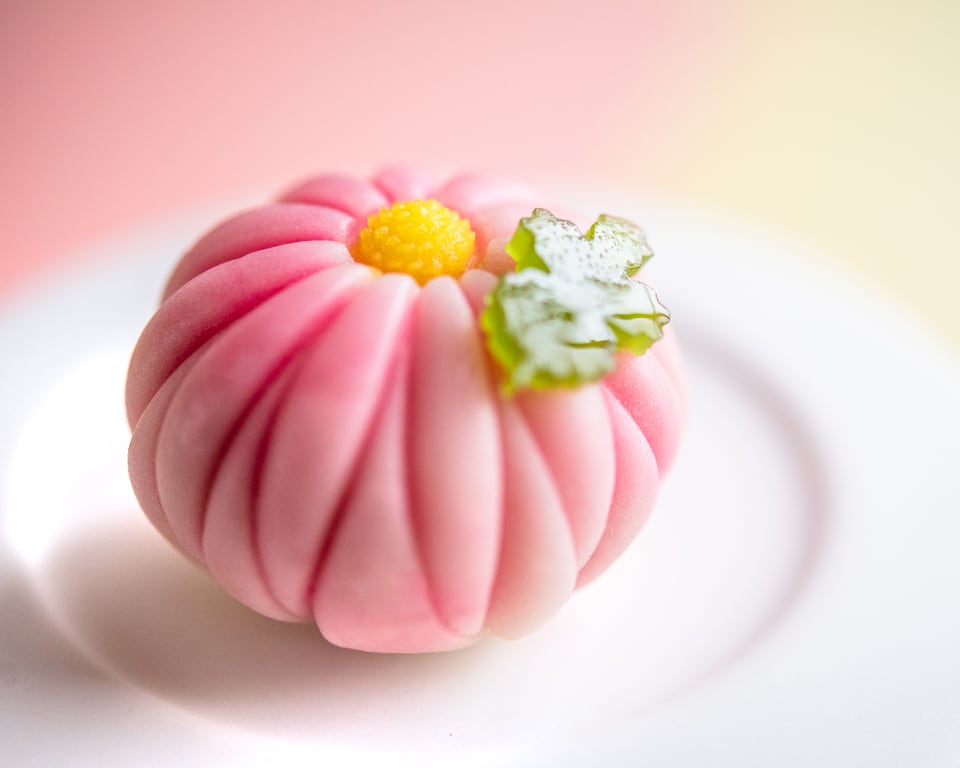 菊形手水鉢の形に似ている菊形の和菓子