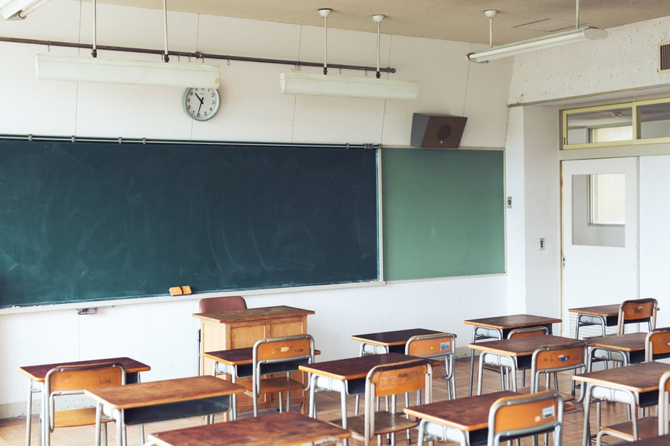 教育施設のひとつである小学校の教室内