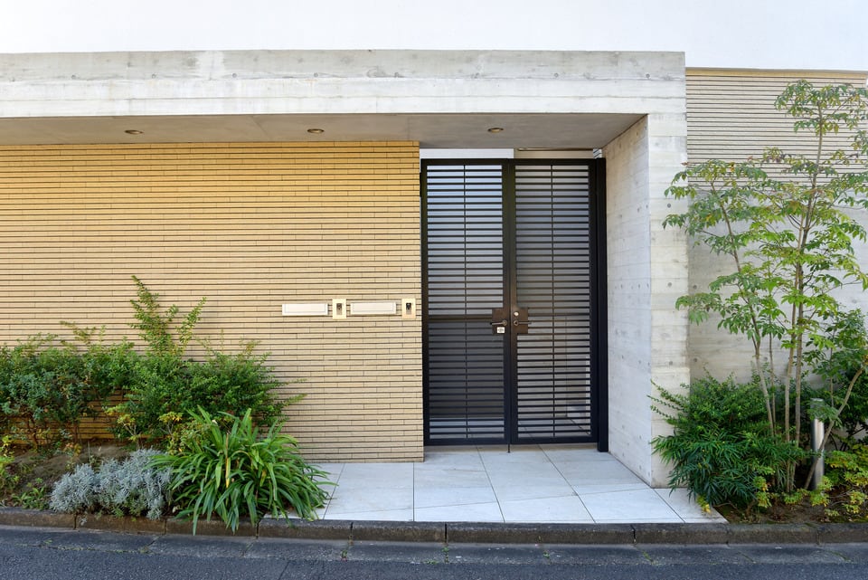 金属製建具の門がある邸宅の入口
