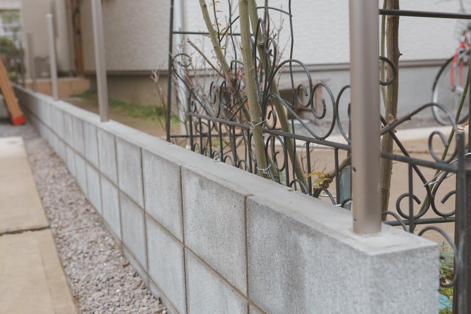 型枠コンクリートブロックで施工された塀