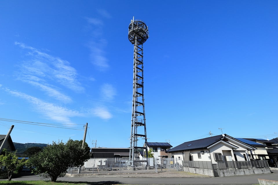 住宅地の中に設置された高さのある携帯基地局