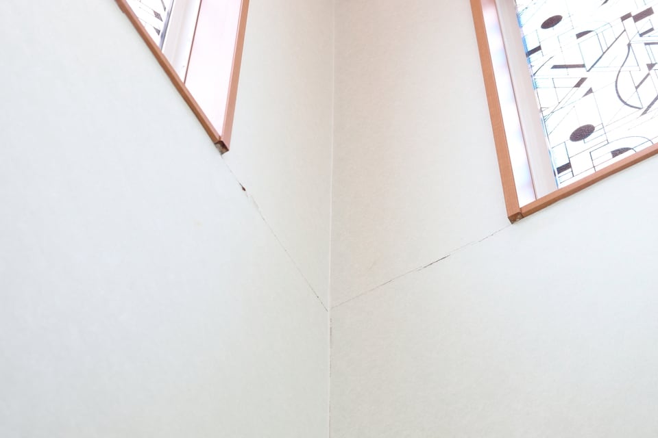 地震により軽微な亀裂が生じた内装