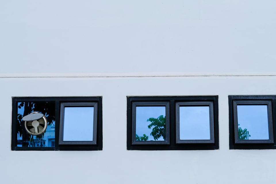構造ガスケット構法で設置された住宅のガラス窓