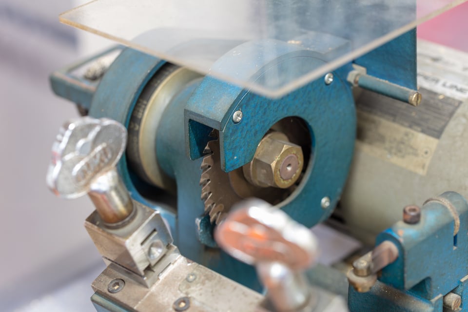 合鍵作成機で子鍵を作成する作業所