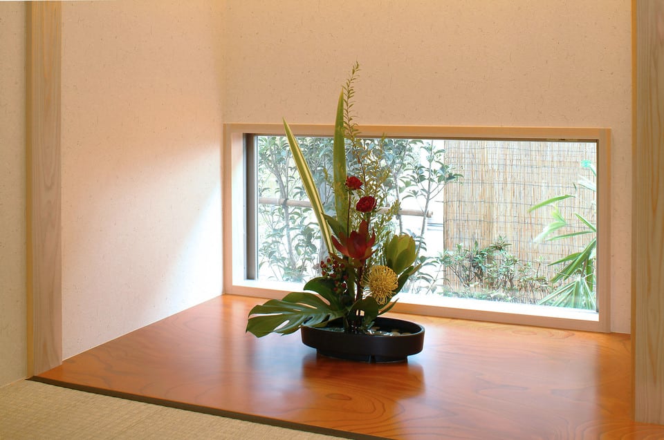 飾り床に置かれた生け花