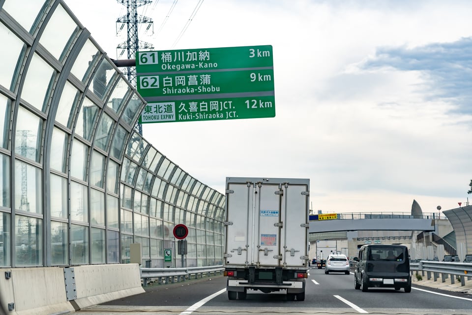 高速道路に設置された膜タイプの振動型吸音材