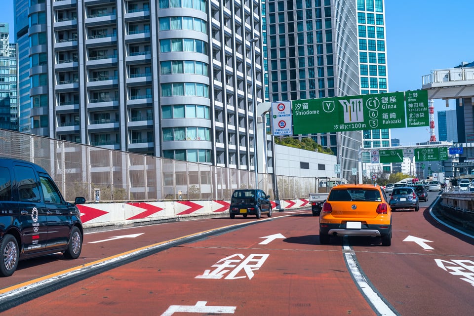 首都高にみられる膜タイプの振動型吸音材