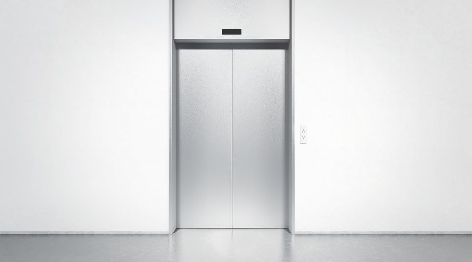 乗用への安全性と輸送効率を配慮した人荷共用エレベーター