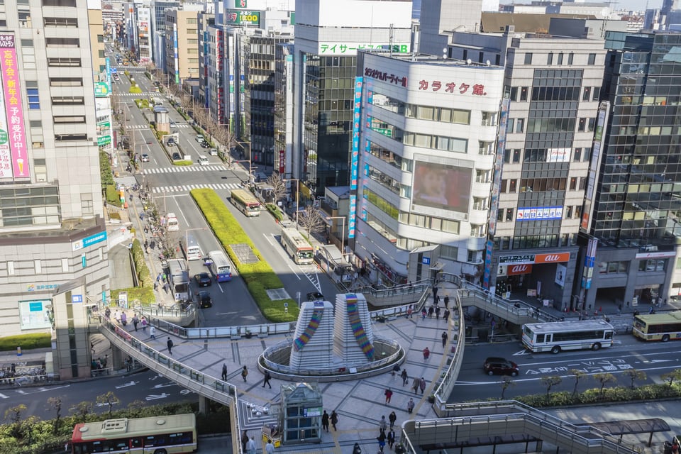 人工地盤の上に作られた駅前の歩道