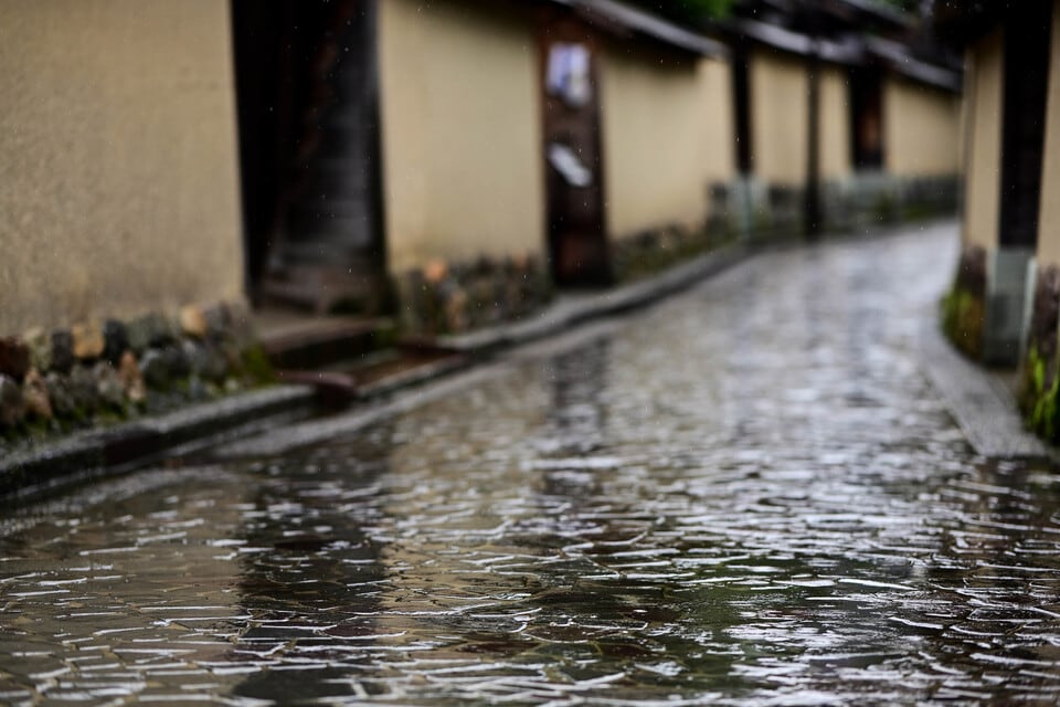 雨の日でも泥はねしづらく足元が汚れにくい石畳の道