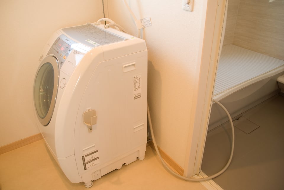 節水のため風呂の水を汲み上げて洗濯に使用する