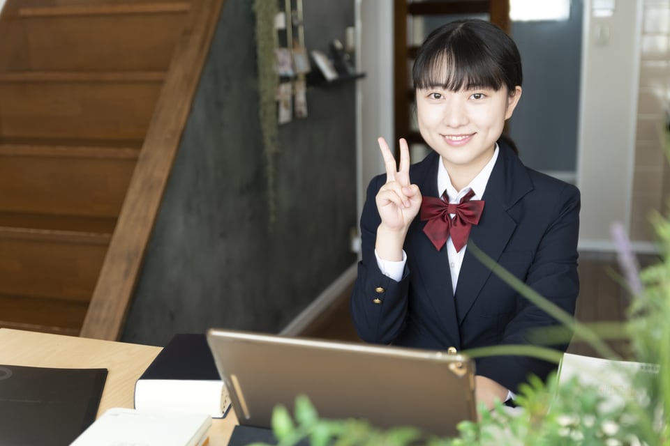 側桁階段が設置されたリビングルーム