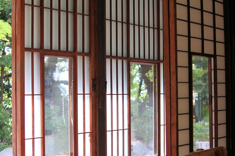 日本家屋に取り付けられている竪額障子