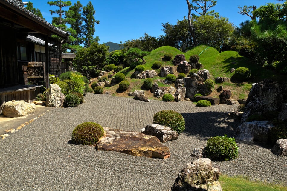 築山式枯山水が取り入れられた実相寺庭園