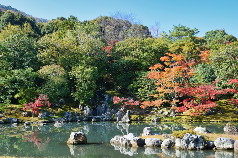 築山式枯山水を有する天龍寺の曹源池庭園