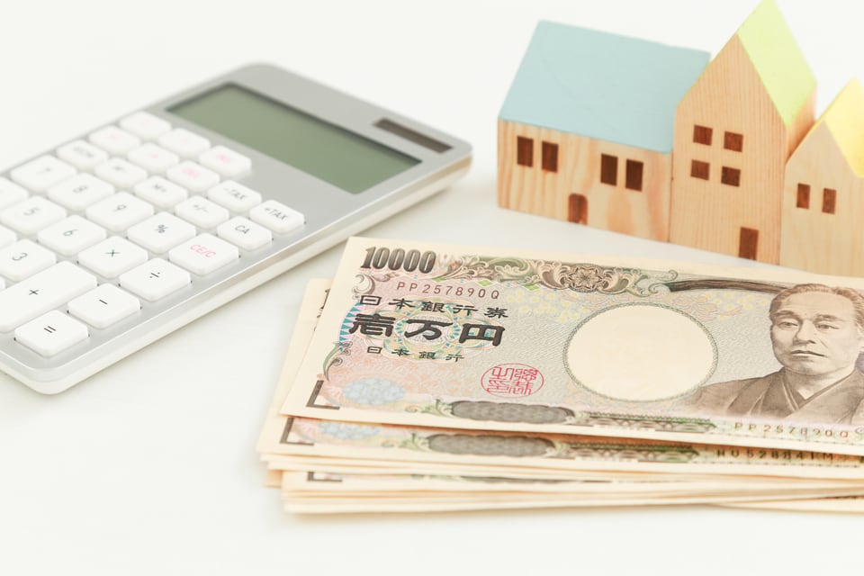 退去期限が過ぎたため、賃料相当損害金を計算する不動産業者