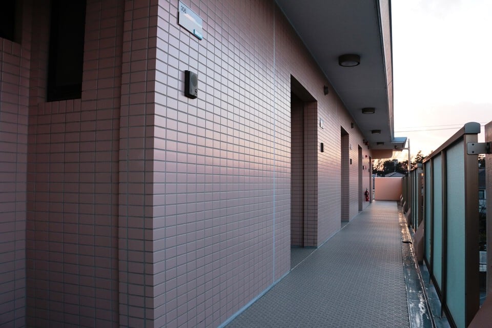 住宅廊下に設置されている墜落防止手すり