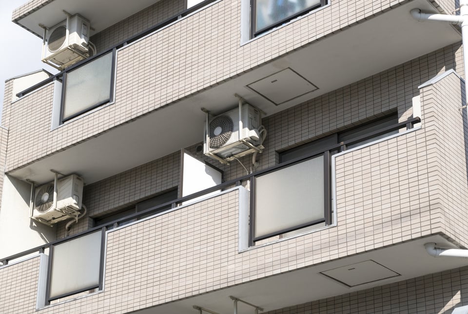 墜落防止手すりが設置されているバルコニー
