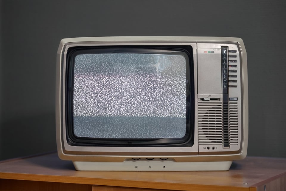 電波障害のため映りが悪くなったテレビ