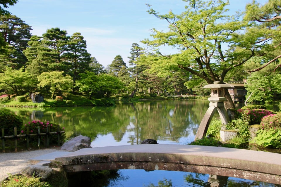 石灯籠や橋などが美しい日本庭園
