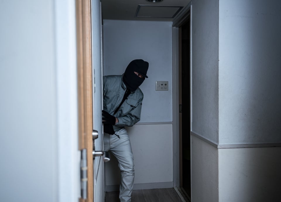 居住者が就寝しているか確認し忍び込みをしようとしているイメージ