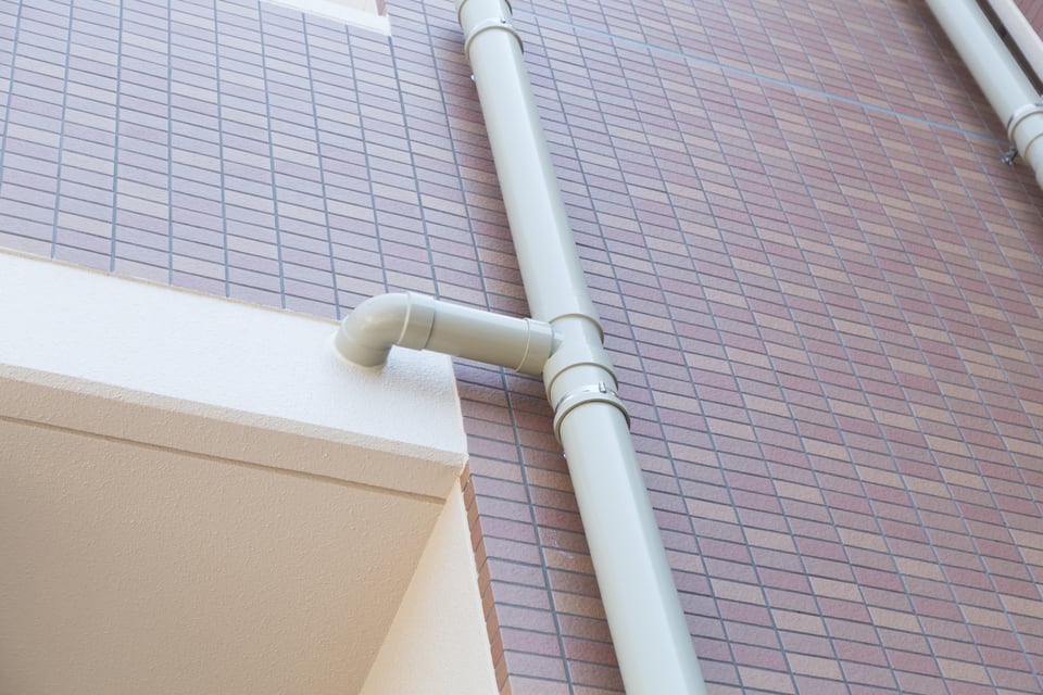 マンションの外壁にある排水縦管
