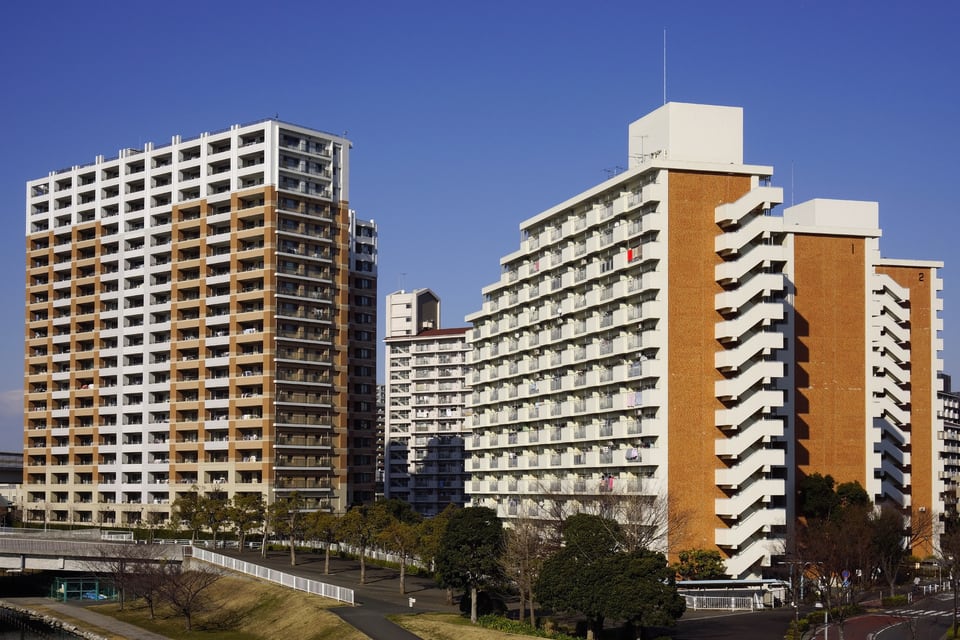 団地などでよく見られる板状マンションの連棟