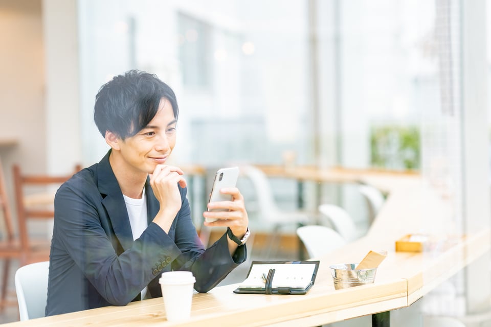 ゆったりとした空間の敷地内カフェで過ごす男性