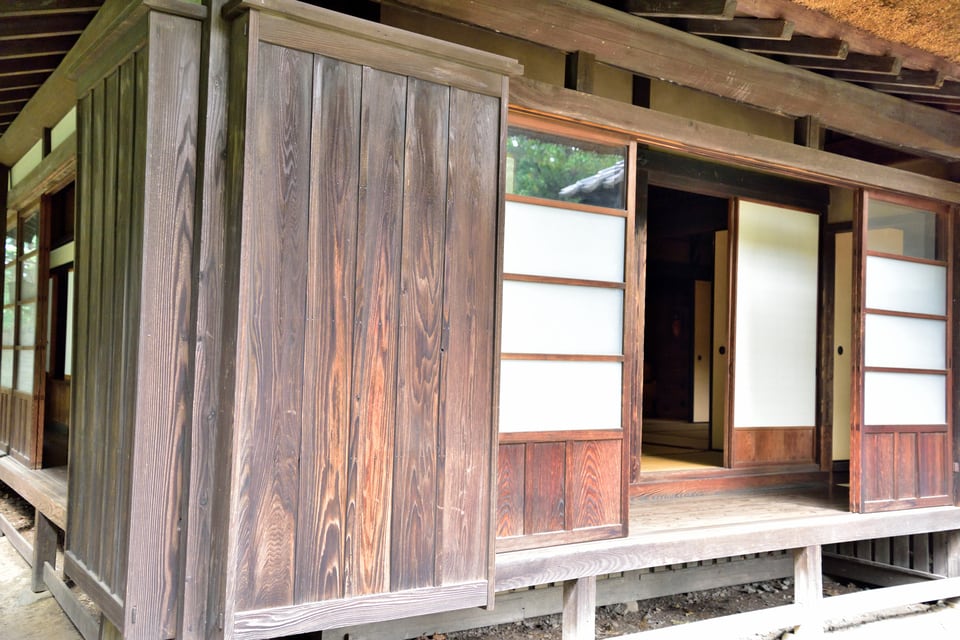 日本家屋の舞良戸にみられる舞良桟