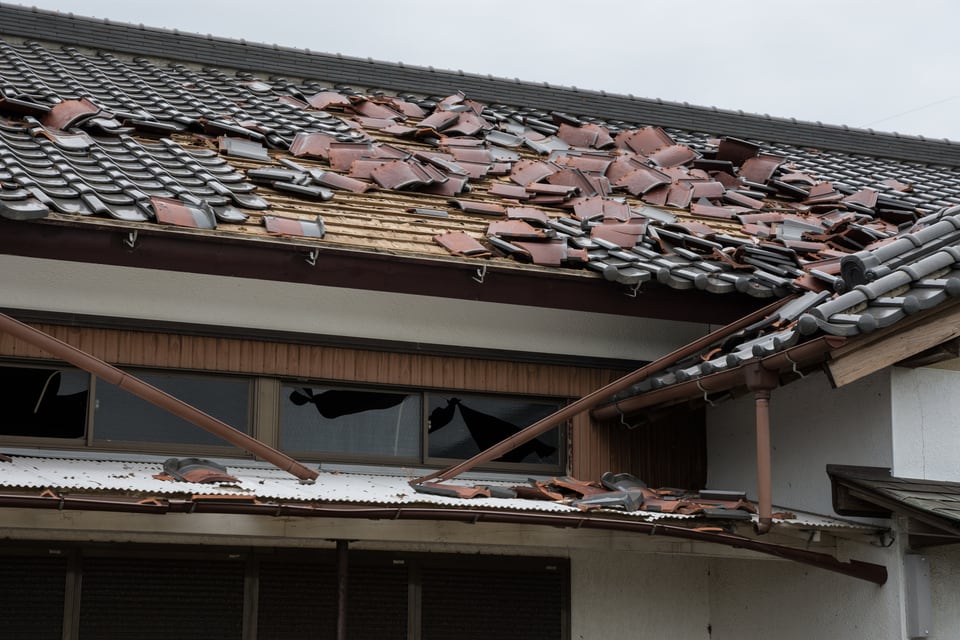 風災の1つである台風によって破壊された屋根