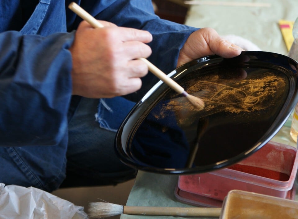 器に平蒔絵の技法を使用し模様を施す職人
