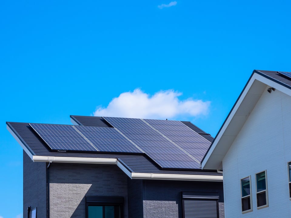 太陽光発電が設置された平板瓦の屋根