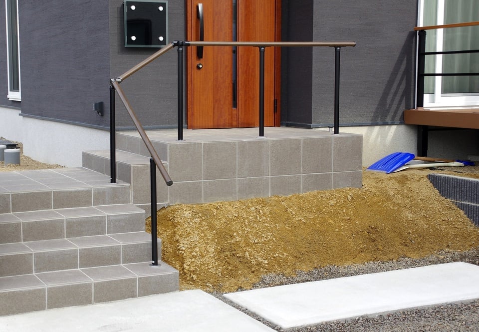 屋外に設置された玄関まで続く歩行補助手すり