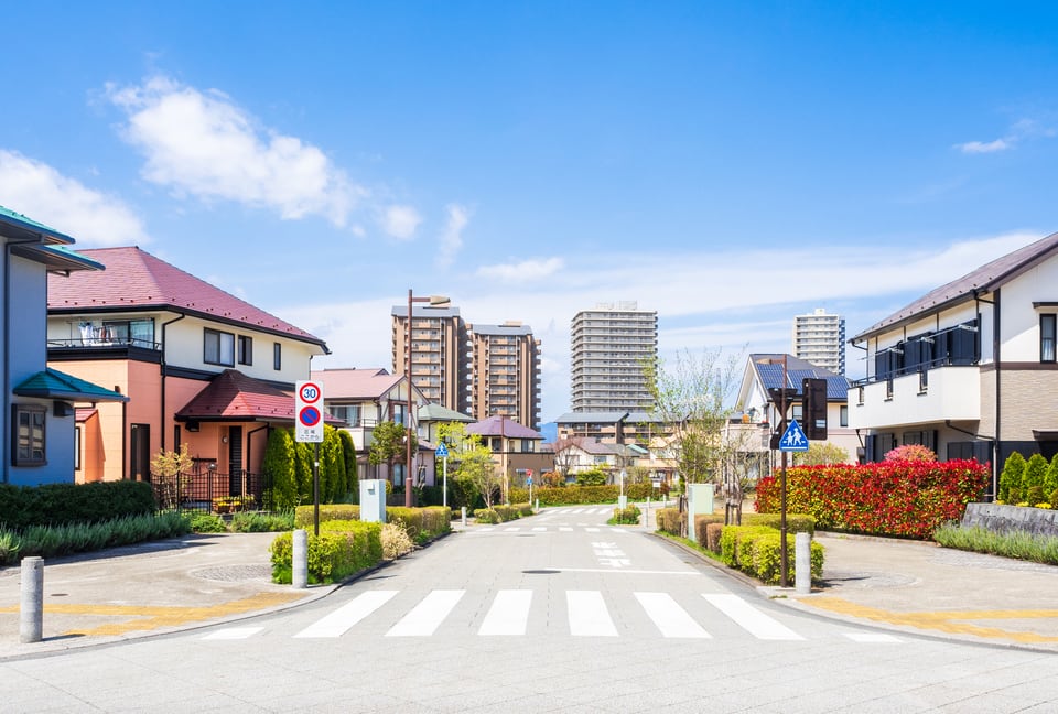 無電柱化が実施され街並みがすっきりとした道路