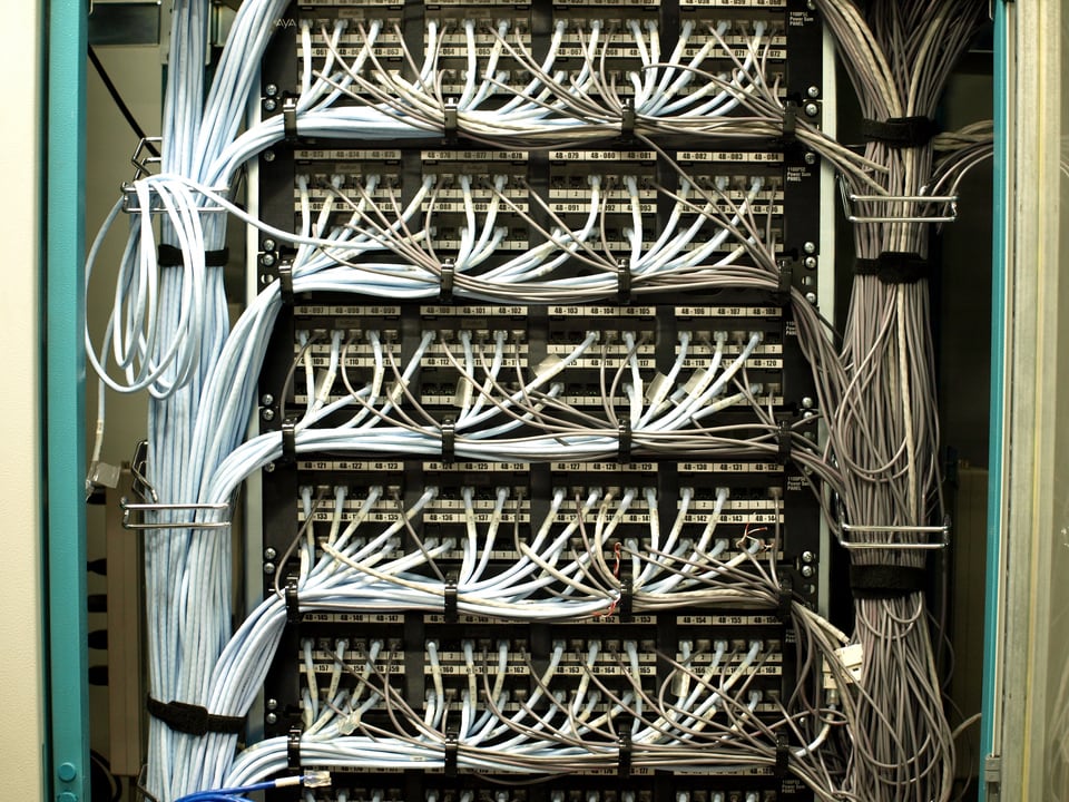 複数の有線LANで繋がれた大型サーバー