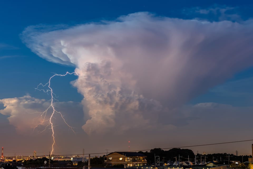 積乱雲により突然発生した落雷