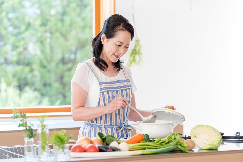 裏鬼門に配置されたキッチンで料理をする女性