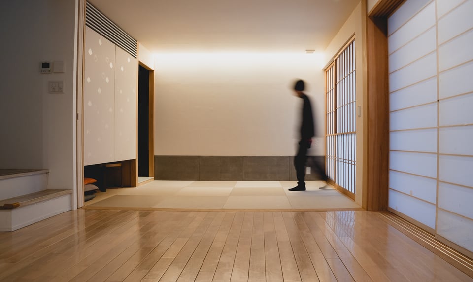 フローリングと琉球畳を組み合わせた和モダン様式の室内