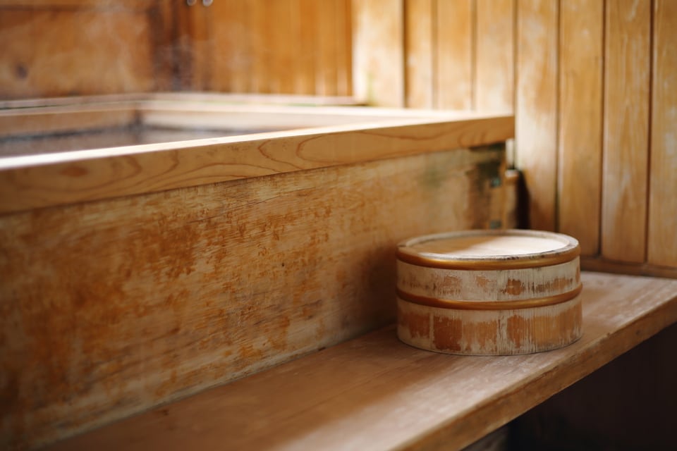 手入れが良く長年使われ続けている檜浴槽