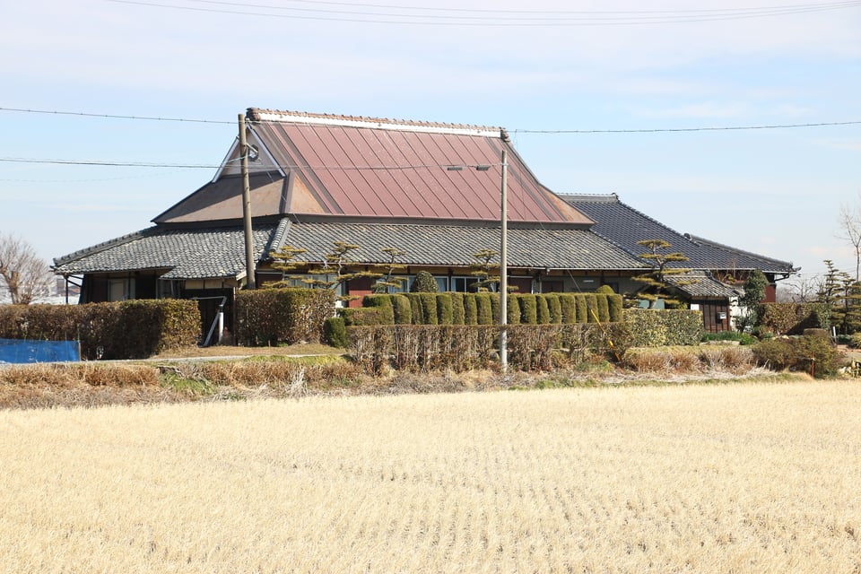 カバー工法が施行された旧家の屋根