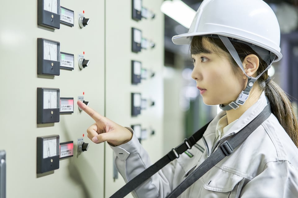 無人管理システムを操作する管理会社の女性スタッフ